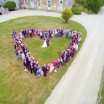 mariage - Cœur autour des mariées vue de drone