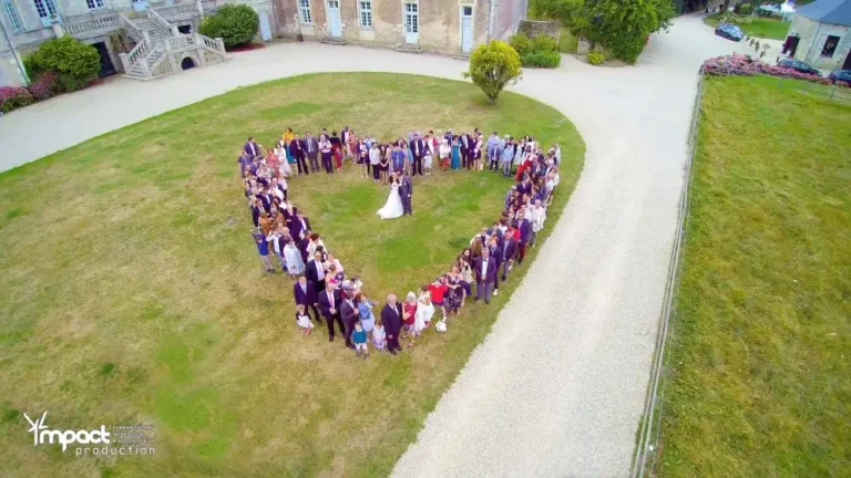 mariage - Cœur autour des mariées vue de drone